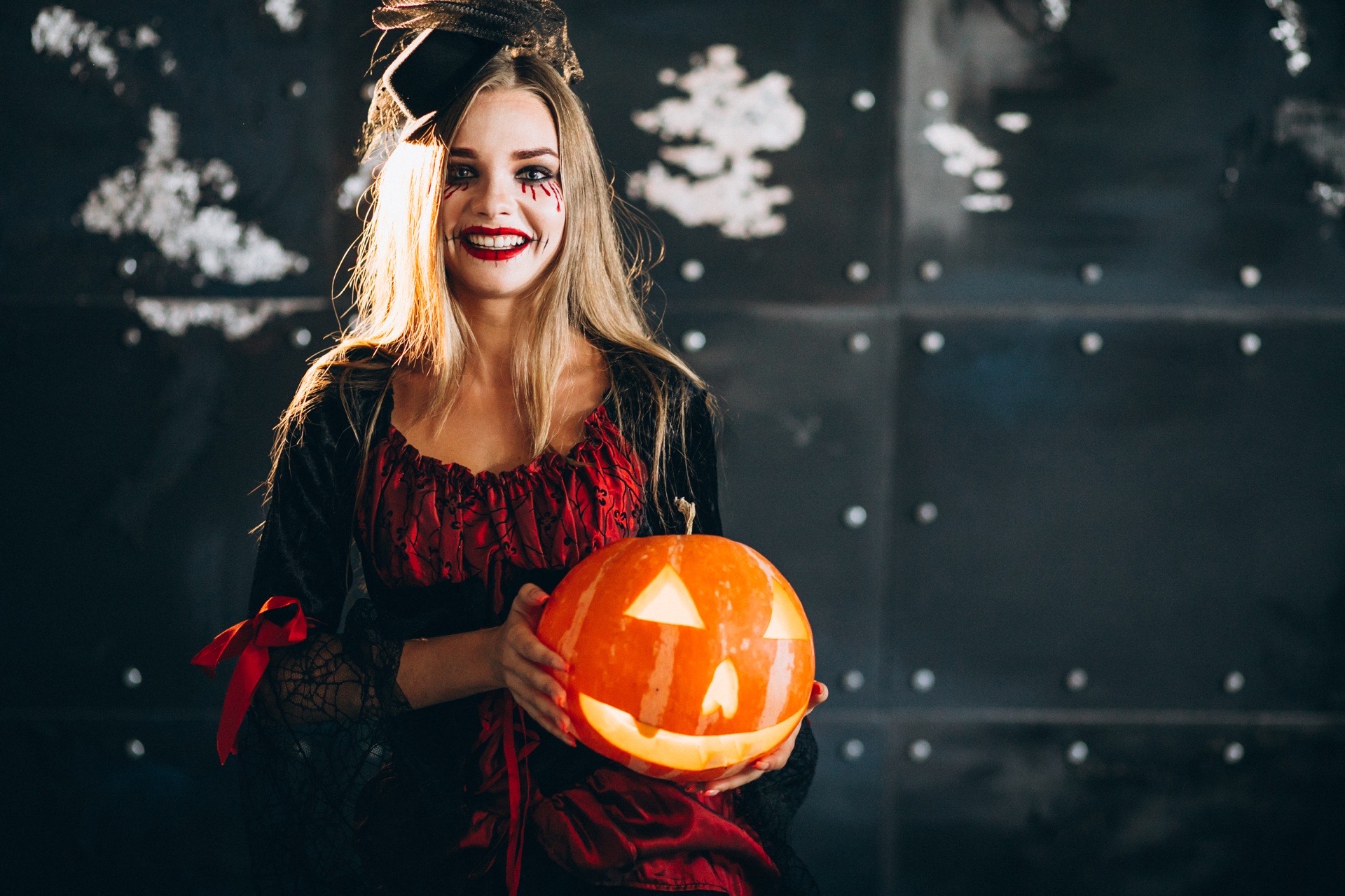 Kobieta w kostiumie halloweenowym – dorośli też świętują Halloween w Norwegii